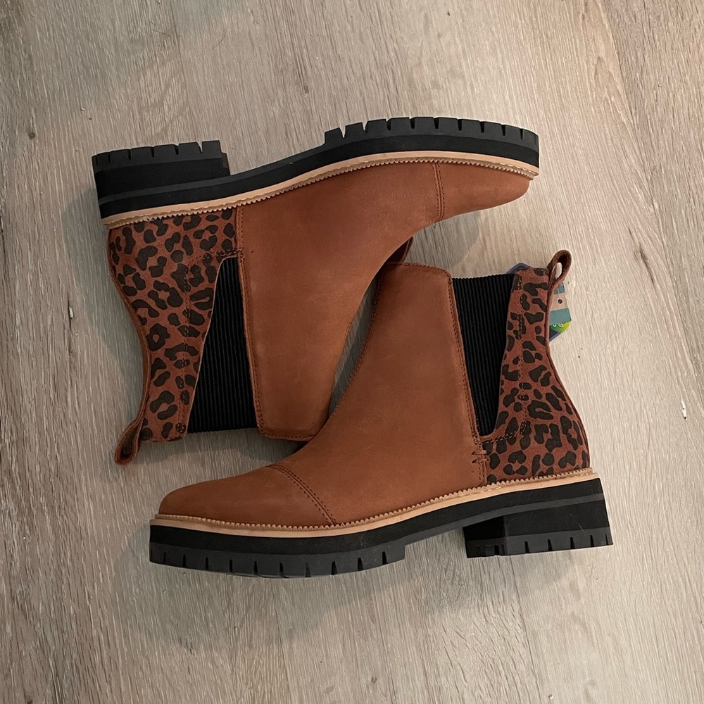 NWT Toms leopard boots